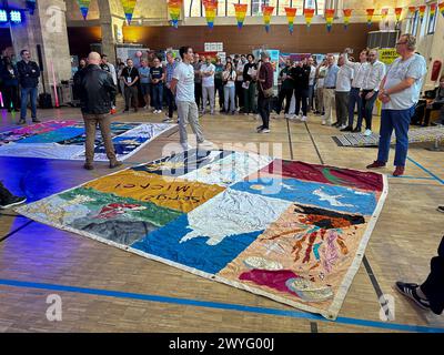 Paris, Frankreich, große Menschenmengen, innen, schauen sich das Aids Patchwork Project an, Halles des Blancs Manteaux, Printemps des Assoces, Le Marais Stockfoto