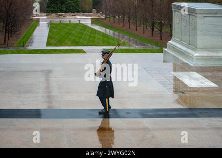 Arlington, VA – USA – 23. März 2024 regnerischer Tagesblick ein Mitglied der „Alten Garde“, das seine akribische Routine beim Beobachten des Grabes des Unbekannten vornimmt Stockfoto