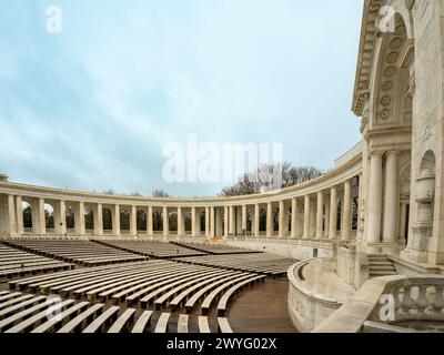 Arlington, VA – USA – 23. März 2024 Weitwinkel des Memorial Amphitheaters im Stil des Griechischen Revival, ein Amphitheater im Freien, eine Ausstellungshalle und ein nichtsektiererisches Amphitheater Stockfoto