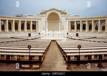 Arlington, VA – USA – 23. März 2024 Weitwinkel des Memorial Amphitheaters im Stil des Griechischen Revival, ein Amphitheater im Freien, eine Ausstellungshalle und ein nichtsektiererisches Amphitheater Stockfoto