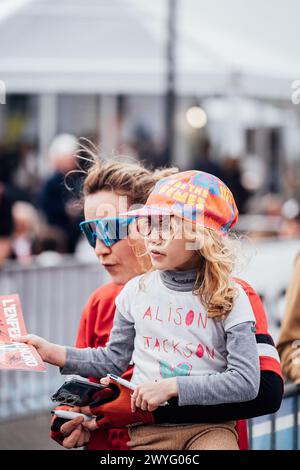 Roubaix, Frankreich. April 2024. Bild von Zac Williams/SWpix.com - 06/04/2024 - Radfahren - 2024 Paris Roubaix Femmes - Roubaix Fan. Quelle: SWpix/Alamy Live News Stockfoto