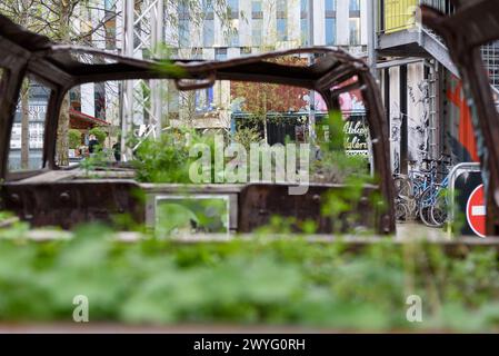 München, Deutschland. April 2024. München, 5. April 2024: Altes Auto mit Werken im Werksviertel München. (Sven Beyrich/SPP) Credit: SPP Sport Press Photo. /Alamy Live News Stockfoto