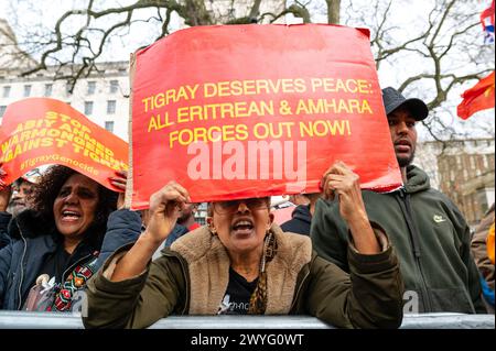 London, Großbritannien. 6. April 2024. Tigranian versammeln sich außerhalb der Downing Street nach zwei Jahren Völkermord und Hungersnot in Tigray, Nord-Äthiopien. Anrede: Andrea Domeniconi/Alamy Live News Stockfoto