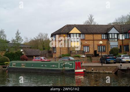 Harefield, Großbritannien. April 2024. Sturm Kathleen hat heute Harefield in Uxbridge passiert, als die Menschen heute an einem milden Tag auf dem Grand Union Canal und dem Schleppweg waren. Die Temperaturen sollen in diesem Jahr den bisher wärmsten Tag erreicht haben. Kredit: Maureen McLean/Alamy Stockfoto