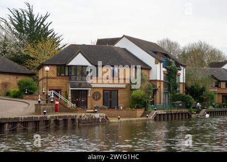 Harefield, Großbritannien. April 2024. Sturm Kathleen hat heute Harefield in Uxbridge passiert, als die Menschen heute an einem milden Tag auf dem Grand Union Canal und dem Schleppweg waren. Die Temperaturen sollen in diesem Jahr den bisher wärmsten Tag erreicht haben. Kredit: Maureen McLean/Alamy Stockfoto