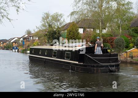 Harefield, Großbritannien. April 2024. Sturm Kathleen hat heute Harefield in Uxbridge passiert, als die Menschen heute an einem milden Tag auf dem Grand Union Canal und dem Schleppweg waren. Die Temperaturen sollen in diesem Jahr den bisher wärmsten Tag erreicht haben. Kredit: Maureen McLean/Alamy Stockfoto