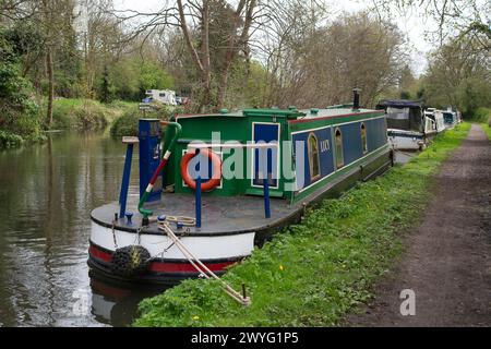 Harefield, Großbritannien. April 2024. Sturm Kathleen hat heute Harefield in Uxbridge passiert, als die Menschen heute an einem milden Tag auf dem Grand Union Canal und dem Schleppweg waren. Die Temperaturen sollen in diesem Jahr den bisher wärmsten Tag erreicht haben. Kredit: Maureen McLean/Alamy Stockfoto