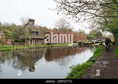 Harefield, Großbritannien. April 2024. Sturm Kathleen hat heute Harefield in Uxbridge passiert, als die Menschen heute an einem milden Tag auf dem Grand Union Canal und dem Schleppweg waren. Die Temperaturen sollen in diesem Jahr den bisher wärmsten Tag erreicht haben. Kredit: Maureen McLean/Alamy Stockfoto