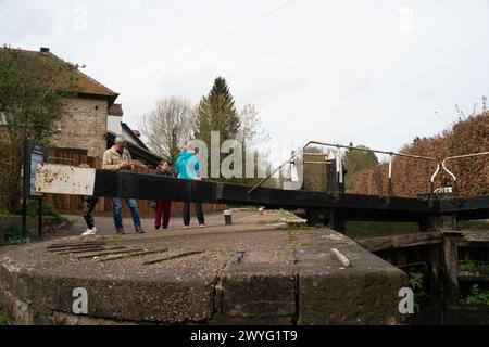 Harefield, Großbritannien. April 2024. Sturm Kathleen hat heute Harefield in Uxbridge passiert, als die Menschen heute an einem milden Tag auf dem Grand Union Canal und dem Schleppweg waren. Die Temperaturen sollen in diesem Jahr den bisher wärmsten Tag erreicht haben. Kredit: Maureen McLean/Alamy Stockfoto