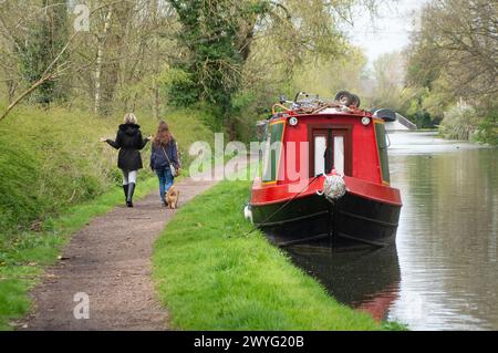 Harefield, Großbritannien. April 2024. Sturm Kathleen hat heute Harefield in Uxbridge passiert, als die Menschen heute an einem milden Tag auf dem Grand Union Canal und dem Schleppweg waren. Die Temperaturen sollen in diesem Jahr den bisher wärmsten Tag erreicht haben. Kredit: Maureen McLean/Alamy Stockfoto