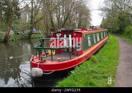 Harefield, Großbritannien. April 2024. Sturm Kathleen hat heute Harefield in Uxbridge passiert, als die Menschen heute an einem milden Tag auf dem Grand Union Canal und dem Schleppweg waren. Die Temperaturen sollen in diesem Jahr den bisher wärmsten Tag erreicht haben. Kredit: Maureen McLean/Alamy Stockfoto