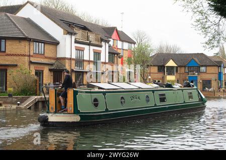 Harefield, Großbritannien. April 2024. Sturm Kathleen hat heute Harefield in Uxbridge passiert, als die Menschen heute an einem milden Tag auf dem Grand Union Canal und dem Schleppweg waren. Die Temperaturen sollen in diesem Jahr den bisher wärmsten Tag erreicht haben. Kredit: Maureen McLean/Alamy Stockfoto