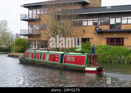 Harefield, Großbritannien. April 2024. Sturm Kathleen hat heute Harefield in Uxbridge passiert, als die Menschen heute an einem milden Tag auf dem Grand Union Canal und dem Schleppweg waren. Die Temperaturen sollen in diesem Jahr den bisher wärmsten Tag erreicht haben. Kredit: Maureen McLean/Alamy Stockfoto