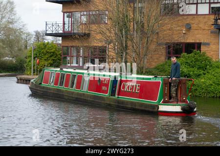 Harefield, Großbritannien. April 2024. Sturm Kathleen hat heute Harefield in Uxbridge passiert, als die Menschen heute an einem milden Tag auf dem Grand Union Canal und dem Schleppweg waren. Die Temperaturen sollen in diesem Jahr den bisher wärmsten Tag erreicht haben. Kredit: Maureen McLean/Alamy Stockfoto