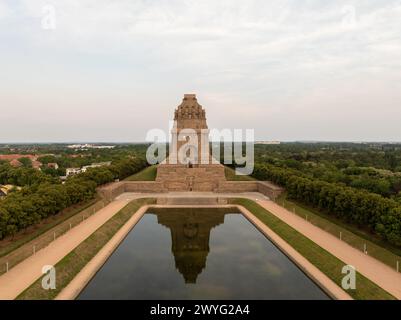 Panoramablick über die Stadt Leipzig mit dem Denkmal der Völkerschlacht in Leipzig, Sachsen, Deutschland Stockfoto