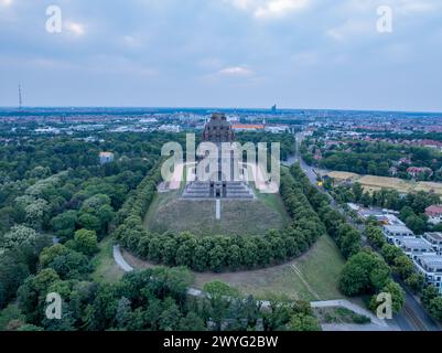 Panoramablick über die Stadt Leipzig mit dem Denkmal der Völkerschlacht in Leipzig, Sachsen, Deutschland Stockfoto