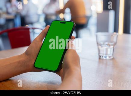 Berlin Deutschland 21 Januar 2024 Eine Frau hält ein Smartphone, zeigt einen leeren Bildschirm, iphone für digitale Werbung oder App-Display. Stockfoto