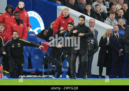 Arsenal Mikel Arteta (Mitte rechts) reagiert, nachdem Arsenal Leandro Trossard (nicht abgebildet) das dritte Tor des Spiels während des Premier League-Spiels im Amex Stadium in Brighton erzielt hat. Bilddatum: Samstag, 6. April 2024. Stockfoto