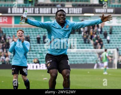 Edinburgh, Großbritannien. April 2024. Scottish Premiership - Hibernian FC gegen St Johnstone FC 06/04/2024 Der Stürmer von St. Johnstone, Adama Sidibeh, feiert, nachdem St. Johnstone Hibs 2-1 in der Scottish Premiership im Easter Road Stadium, Edinburgh, UK, besiegt hat. Credit: Ian Jacobs/Alamy Live News Stockfoto