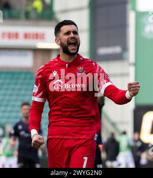 Edinburgh, Großbritannien. April 2024. Scottish Premiership - Hibernian FC gegen St Johnstone FC 06/04/2024 der bulgarische Torhüter von St. Johnstone, Dimitar Mitov, grüßt die Fans, nachdem St. Johnstone Hibs 2-1 in der Scottish Premiership im Easter Road Stadium, Edinburgh, Großbritannien besiegt hat Stockfoto