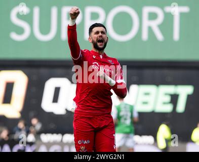 Edinburgh, Großbritannien. April 2024. Scottish Premiership - Hibernian FC gegen St Johnstone FC 06/04/2024 der bulgarische Torhüter von St. Johnstone, Dimitar Mitov, grüßt die Fans, nachdem St. Johnstone Hibs 2-1 in der Scottish Premiership im Easter Road Stadium, Edinburgh, Großbritannien besiegt hat Stockfoto