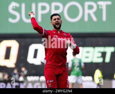 Edinburgh, Großbritannien. April 2024. Scottish Premiership - Hibernian FC gegen St Johnstone FC 06/04/2024 der bulgarische Torhüter von St. Johnstone, Dimitar Mitov, grüßt die Fans, nachdem St. Johnstone Hibs 2-1 in der Scottish Premiership im Easter Road Stadium, Edinburgh, Großbritannien besiegt hat Stockfoto