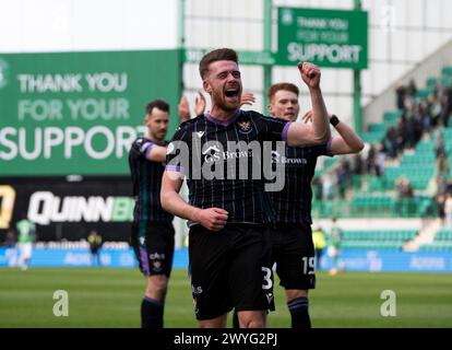 Edinburgh, Großbritannien. April 2024. Scottish Premiership - Hibernian FC gegen St Johnstone FC 06/04/2024 Ein begeisterter Verteidiger von St. Johnstone, Tony Gallacher, feiert, nachdem St. Johnstone Hibs 2-1 in der Scottish Premiership im Easter Road Stadium, Edinburgh, UK, besiegt hat Stockfoto