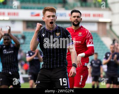 Edinburgh, Großbritannien. April 2024. Scottish Premiership - Hibernian FC gegen St Johnstone FC 06/04/2024 Ein begeisterter Verteidiger von St. Johnstone, Luke Robinson, feiert, nachdem St. Johnstone Hibs 2-1 in der Scottish Premiership im Easter Road Stadium, Edinburgh, UK, besiegt hat. Credit: Ian Jacobs/Alamy Live News Stockfoto