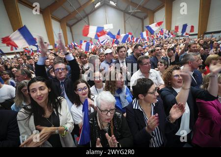 Frankreich. April 2024. © PHOTOPQR/VOIX DU NORD/SEVERINE COURBE ; 06/04/2024 ; Lecluse, salle Durandal le 06/04/24. POLITISCHE Wahlen Europeennes Rassemblement National reunion publique de Jordan Bardella dans une commune de 1500 habitants. FOTO SEVERINE COURBE LA VOIX DU NORD Lecluse, Frankreich, 6. april 2024 Treffen zur Präsidentschaftswahl der rechtsextremen Partei Rassemblement-Nationalpräsident Jordan Bardella Credit: MAXPPP/Alamy Live News Stockfoto