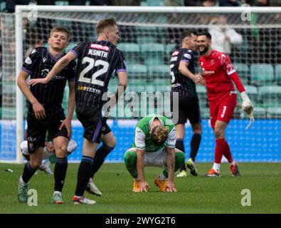 Edinburgh, Großbritannien. April 2024. Scottish Premiership - Hibernian FC gegen St Johnstone FC 06/04/2024 die Körpersprache sagt alles, als Hibs' Mittelfeldspieler Emiliano Marcondes in die Knie fällt, nachdem Hibs 2-1 gegen St Johnstone in der Scottish Premiership im Easter Road Stadium, Edinburgh, UK Credit: Ian Jacobs/Alamy Live News Stockfoto