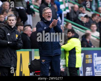 Edinburgh, Großbritannien. April 2024. Scottish Premiership - Hibernian FC gegen St Johnstone FC 06/04/2024 der Trainer von St Johnstone, Craig Levein, ruft seinen Spielern Anweisungen als Hibernian Take gegen St Johnstone in der Scottish Premiership im Easter Road Stadium, Edinburgh, UK Credit: Ian Jacobs/Alamy Live News Stockfoto