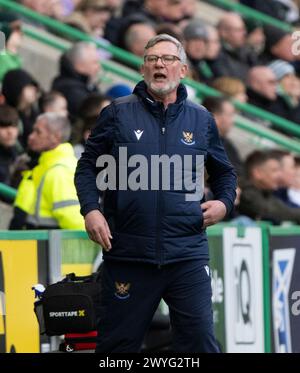 Edinburgh, Großbritannien. April 2024. Scottish Premiership - Hibernian FC gegen St Johnstone FC 06/04/2024 der Trainer von St Johnstone, Craig Levein, ruft seinen Spielern Anweisungen als Hibernian Take gegen St Johnstone in der Scottish Premiership im Easter Road Stadium, Edinburgh, UK Credit: Ian Jacobs/Alamy Live News Stockfoto