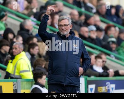 Edinburgh, Großbritannien. April 2024. Scottish Premiership - Hibernian FC gegen St Johnstone FC 06/04/2024 der Trainer von St Johnstone, Craig Levein, ruft seinen Spielern Anweisungen als Hibernian Take gegen St Johnstone in der Scottish Premiership im Easter Road Stadium, Edinburgh, UK Credit: Ian Jacobs/Alamy Live News Stockfoto