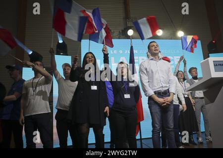 Frankreich. April 2024. © PHOTOPQR/VOIX DU NORD/SEVERINE COURBE ; 06/04/2024 ; Lecluse, salle Durandal le 06/04/24. POLITISCHE Wahlen Europeennes Rassemblement National reunion publique de Jordan Bardella dans une commune de 1500 habitants. FOTO SEVERINE COURBE LA VOIX DU NORD Lecluse, Frankreich, 6. april 2024 Treffen zur Präsidentschaftswahl der rechtsextremen Partei Rassemblement-Nationalpräsident Jordan Bardella Credit: MAXPPP/Alamy Live News Stockfoto