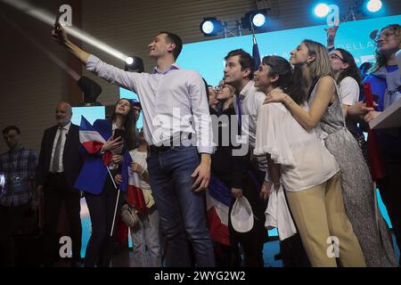 Frankreich. April 2024. © PHOTOPQR/VOIX DU NORD/SEVERINE COURBE ; 06/04/2024 ; Lecluse, salle Durandal le 06/04/24. POLITISCHE Wahlen Europeennes Rassemblement National reunion publique de Jordan Bardella dans une commune de 1500 habitants. FOTO SEVERINE COURBE LA VOIX DU NORD Lecluse, Frankreich, 6. april 2024 Treffen zur Präsidentschaftswahl der rechtsextremen Partei Rassemblement-Nationalpräsident Jordan Bardella Credit: MAXPPP/Alamy Live News Stockfoto