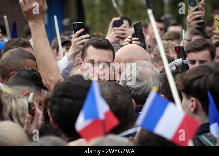 Frankreich. April 2024. © PHOTOPQR/VOIX DU NORD/SEVERINE COURBE ; 06/04/2024 ; Lecluse, salle Durandal le 06/04/24. POLITISCHE Wahlen Europeennes Rassemblement National reunion publique de Jordan Bardella dans une commune de 1500 habitants. FOTO SEVERINE COURBE LA VOIX DU NORD Lecluse, Frankreich, 6. april 2024 Treffen zur Präsidentschaftswahl der rechtsextremen Partei Rassemblement-Nationalpräsident Jordan Bardella Credit: MAXPPP/Alamy Live News Stockfoto