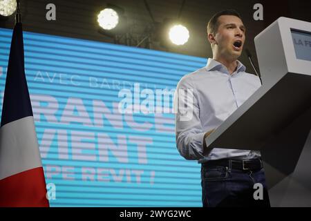 Frankreich. April 2024. © PHOTOPQR/VOIX DU NORD/SEVERINE COURBE ; 06/04/2024 ; Lecluse, salle Durandal le 06/04/24. POLITISCHE Wahlen Europeennes Rassemblement National reunion publique de Jordan Bardella dans une commune de 1500 habitants. FOTO SEVERINE COURBE LA VOIX DU NORD Lecluse, Frankreich, 6. april 2024 Treffen zur Präsidentschaftswahl der rechtsextremen Partei Rassemblement-Nationalpräsident Jordan Bardella Credit: MAXPPP/Alamy Live News Stockfoto