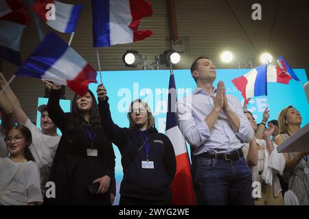 Frankreich. April 2024. © PHOTOPQR/VOIX DU NORD/SEVERINE COURBE ; 06/04/2024 ; Lecluse, salle Durandal le 06/04/24. POLITISCHE Wahlen Europeennes Rassemblement National reunion publique de Jordan Bardella dans une commune de 1500 habitants. FOTO SEVERINE COURBE LA VOIX DU NORD Lecluse, Frankreich, 6. april 2024 Treffen zur Präsidentschaftswahl der rechtsextremen Partei Rassemblement-Nationalpräsident Jordan Bardella Credit: MAXPPP/Alamy Live News Stockfoto