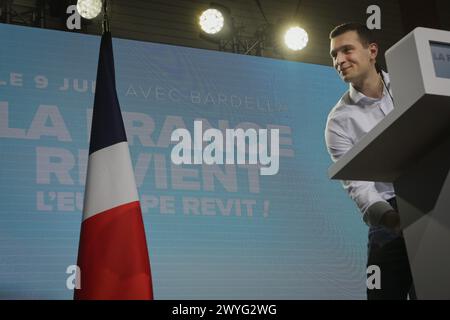 Frankreich. April 2024. © PHOTOPQR/VOIX DU NORD/SEVERINE COURBE ; 06/04/2024 ; Lecluse, salle Durandal le 06/04/24. POLITISCHE Wahlen Europeennes Rassemblement National reunion publique de Jordan Bardella dans une commune de 1500 habitants. FOTO SEVERINE COURBE LA VOIX DU NORD Lecluse, Frankreich, 6. april 2024 Treffen zur Präsidentschaftswahl der rechtsextremen Partei Rassemblement-Nationalpräsident Jordan Bardella Credit: MAXPPP/Alamy Live News Stockfoto