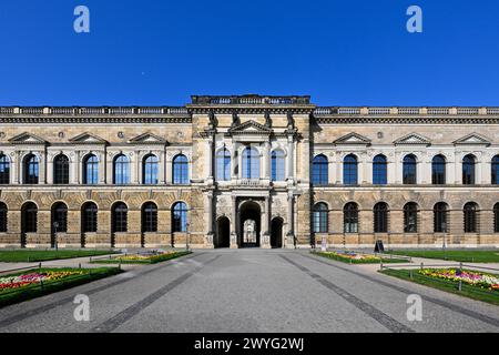 Dresden, Deutschland - 9. Juli 2023: Bildergalerie der alten Meister Gebäudeansicht in Dresden. Stockfoto