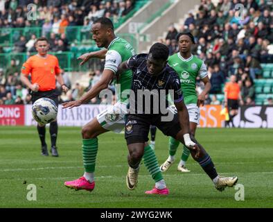 Edinburgh, Großbritannien. April 2024. Schottische Premiership - Hibernian FC gegen St Johnstone FC 06/04/2024 Hibs' Verteidiger Jordan Obita und St Johnstone Stürmer Adama Sidibeh kämpfen um den Ball, als Hibernian gegen St Johnstone in der schottischen Premiership im Easter Road Stadium, Edinburgh, UK Credit: Ian Jacobs/Alamy Live News Stockfoto