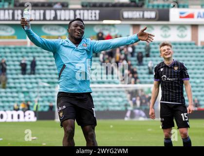 Edinburgh, Großbritannien. April 2024. Scottish Premiership - Hibernian FC gegen St Johnstone FC 06/04/2024 Der Stürmer von St. Johnstone, Adama Sidibeh, feiert, nachdem St. Johnstone Hibs 2-1 in der Scottish Premiership im Easter Road Stadium, Edinburgh, UK, besiegt hat. Credit: Ian Jacobs/Alamy Live News Stockfoto