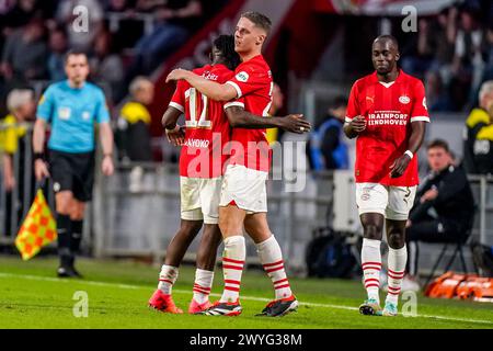 Eindhoven, Niederlande. April 2024. EINDHOVEN, NIEDERLANDE - 6. APRIL: Joey Veerman von PSV feiert, nachdem er sein Team beim niederländischen Eredivisie-Spiel zwischen PSV und AZ am 6. April 2024 im Philips Stadion in Eindhoven, Niederlande, zum vierten Tor gegen Johan Bakayoko von PSV erzielte. (Foto von Joris Verwijst/Orange Pictures) Credit: Orange Pics BV/Alamy Live News Stockfoto