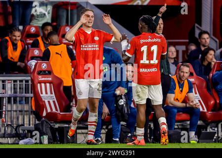 Eindhoven, Niederlande. April 2024. EINDHOVEN, NIEDERLANDE - 6. APRIL: Joey Veerman von PSV feiert, nachdem er sein Team beim niederländischen Eredivisie-Spiel zwischen PSV und AZ am 6. April 2024 im Philips Stadion in Eindhoven, Niederlande, zum vierten Tor gegen Johan Bakayoko von PSV erzielte. (Foto: Broer van den Boom/Orange Pictures) Credit: Orange Pics BV/Alamy Live News Stockfoto