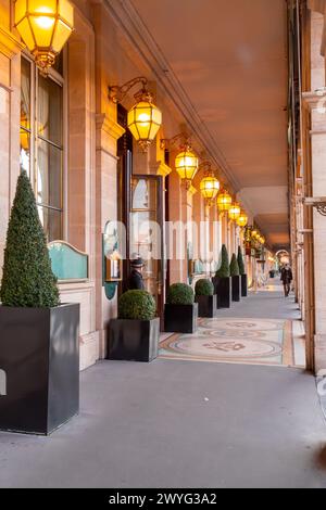 Paris, Frankreich - 20. JANUAR 2022: Rue de Rivoli ist eine Straße im Zentrum von Paris, Frankreich. Es ist eine Handelsstraße, deren Geschäfte führend modisch sind Stockfoto