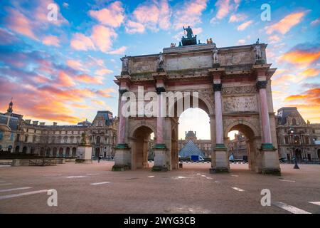 Paris, Frankreich - 20. JANUAR 2022: Arc de Triomphe du Carrousel ist ein Triumphbogen in Paris, der sich am Place du Carrousel befindet, ein Beispiel für Neoklassizität Stockfoto