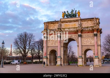 Paris, Frankreich - 20. JANUAR 2022: Arc de Triomphe du Carrousel ist ein Triumphbogen in Paris, der sich am Place du Carrousel befindet, ein Beispiel für Neoklassizität Stockfoto