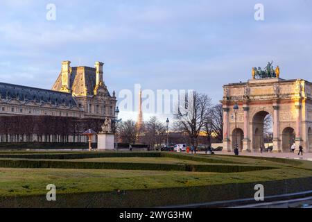 Paris, Frankreich - 20. JANUAR 2022: Arc de Triomphe du Carrousel ist ein Triumphbogen in Paris, der sich am Place du Carrousel befindet, ein Beispiel für Neoklassizität Stockfoto