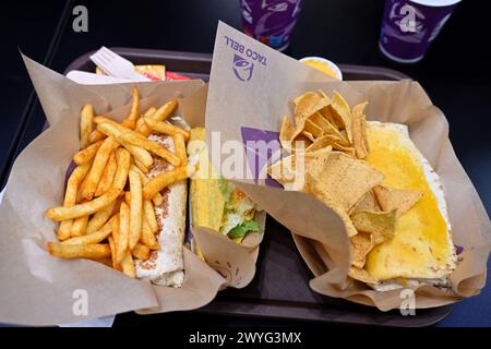 Essen, Chips, Burrito, Taco, auf Tablett im Taco Bell Restaurant Stockfoto