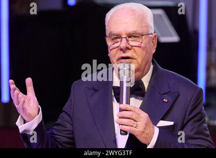 Hamburg, Deutschland. April 2024. Günter Ehnert, Initiator, ist während des „Blue Ball“ mit einer Spendengala für die UKE Kinderkrebsstation im Hotel „Grand Elysee“ auf der Bühne. Quelle: Georg Wendt/dpa/Alamy Live News Stockfoto